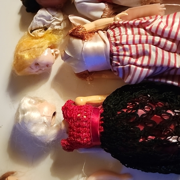 VINTAGE ASSORTMENT OF PLASTIC & RUBBER DOLLS. - Picture 3 of 6